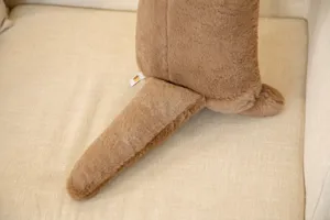 Schattig bruin pluche otter speelgoed detail, zacht lang staart knuffelkussen
