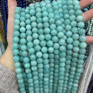 Detalle en primer plano de la textura suave de cuentas redondas de amazonita natural verde