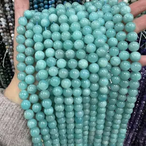 Detalle de primer plano de cuentas redondas de amazonita azul claro natural para joyas de DIY