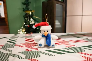 Mignon porte-clés en peluche bonhomme de neige de Noël, charm de sac doux pour cadeau festif.