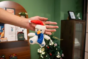 Joli porte-clés en peluche bonhomme de neige de Noël, détail de breloque de sac.
