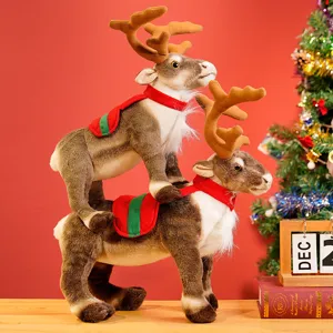 Niedliches Plüsch-Rentier als Weihnachtsgeschenk und schöne Dekoration für das Fest.