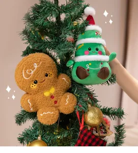 Charmante Weihnachts-Plüschtiere mit süßem Lebkuchenmann und festlichem Baumanhänger.