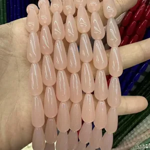 Vista detallada de cuentas de cristal rosa en forma de gota para crear joyas DIY
