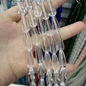Vista detallada de cuentas de cristal de gota transparente de 10x20mm para joyas y agujas