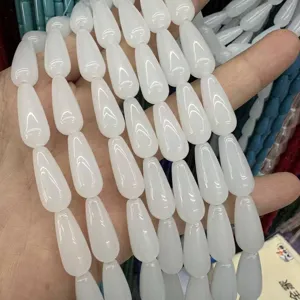 Primer plano de cuentas de jade de imitación de cristal de lágrima blanca 10*20mm