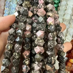Primer plano de cuentas octogonales de piedra natural para accesorios de joyería DIY