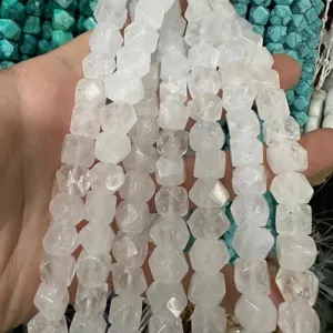 Vista detallada de cuentas octogonales de cristal blanco natural para bisutería DIY