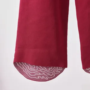 Gros plan detail de tricot rouge avec motif ondule ourlet manchette pour femme decontracte