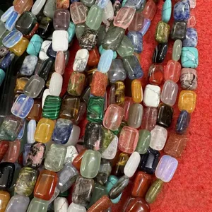 Detailaufnahme verschiedener rechteckiger Natursteinperlen für die DIY-Schmuckherstellung