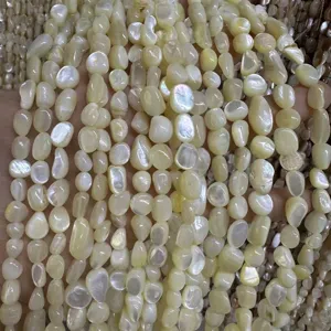 Vue détaillée de perles baroques en nacre naturelle blanche pour la création de bijoux