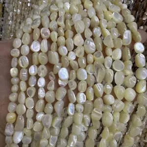 Gros plan de perles irrégulières en nacre naturelle pour la création de bijoux