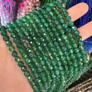 Primer plano de cuentas de ágata verde facetada natural de 6mm para joyería artesanal.