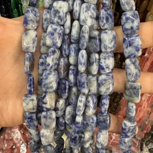 Nahaufnahme von rechteckigen blau-weißen Natursteinperlen für DIY-Schmuckherstellung