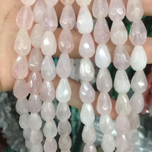 Makrodetail der facettierten rosa Rosenquarz-Wassertropfenperlen für DIY-Schmuck