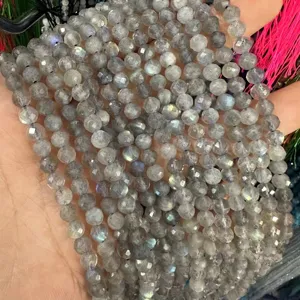 Primer plano de cuentas de piedra natural facetada gris de 6 mm para joyas de DIY