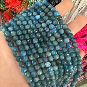 Primer plano de cuentas redondas de ágata azul facetada para hacer joyas.