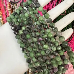 Primer plano de cuentas de piedra natural verde facetada de 6 mm para joyas y pulseras DIY