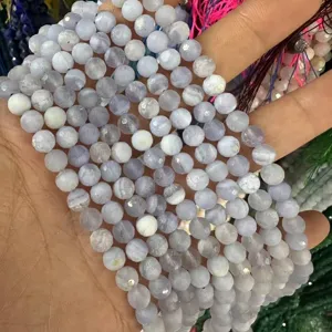 Primer plano de cuentas de ágata azul claro natural facetadas de 6 mm para hacer joyas.