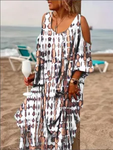 Detalle del vestido largo bohemio con hombros descubiertos tie-dye en la playa, ajuste.