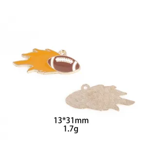 Gros plan détaillé d'un pendentif en alliage flamme ballon de rugby pour bijoux DIY.
