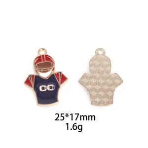 Vue détaillée du charm pendentif en métal émaillé joueur de football, recto et verso.
