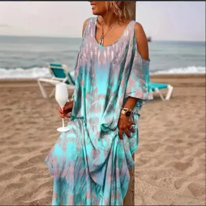 Vestido largo boho con estampado floral hombros descubiertos de mujer vacaciones playa casual.