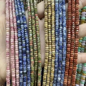 Detalle de cuentas de piedra natural facetadas de 2x4mm en varios colores para bisutería DIY.