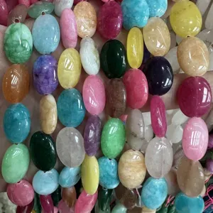 Makroansicht bunter 13x18mm ovaler Chalcedon-Perlen für die DIY-Schmuckherstellung