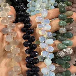 Gros plan de perles en pierre naturelle à facettes en forme de goutte pour la création de bijoux