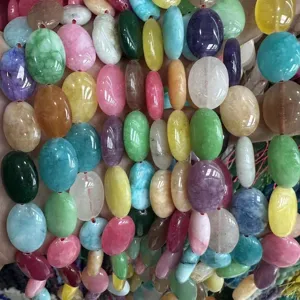 Detailansicht von 13x18mm ovalen mehrfarbigen Chalcedon-Perlen für DIY-Schmuckherstellung