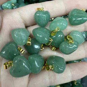 Nahaufnahme von 16 mm herzförmigen grünen Natursteinanhängern für DIY-Schmuck