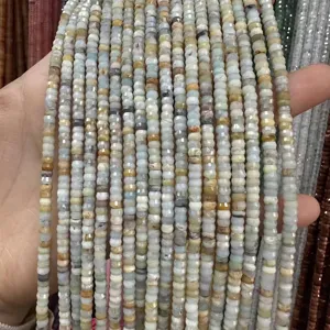 Vista detallada de cuentas de piedra natural tallada para bisutería DIY