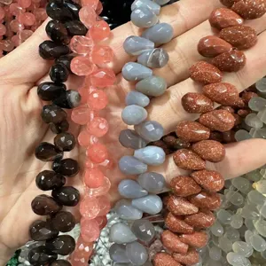 Vue détaillée de perles facettées en pierre naturelle en forme de goutte pour bijoux DIY