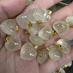 Nahaufnahme von 16 mm herzförmigen Anhängern aus klarem Stein mit goldenen Ösen für DIY