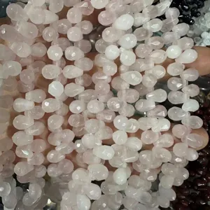 Gros plan de perles en pierre naturelle à facettes en forme de goutte pour création de bijoux