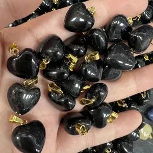 Nahaufnahme von 16 mm herzförmigen schwarzen Natursteinanhängern mit Goldösen.