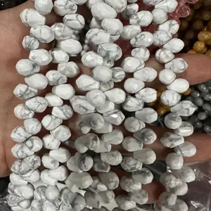 Vue détaillée de perles de turquoise blanche naturelle facettées en goutte pour bijoux artisanaux