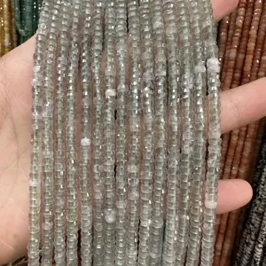 Imagen macro detallada de cuentas de piedra natural facetada de 2x4mm para DIY.