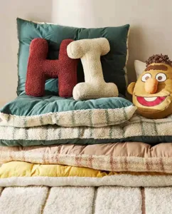 Coussin lettre en sherpa style nordique, adorable oreiller en peluche pour canapé et chambre.