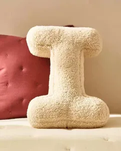 Coussin lettre sherpa beige minimaliste nordique oreiller texturé doux décoration