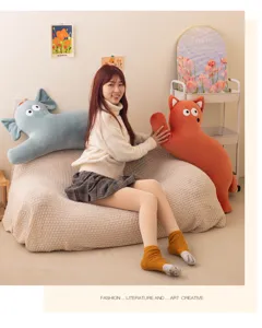 Jolie scène de coussin en peluche animale, doux coussin de dessin animé pour canapé salon.