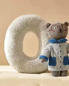 Doux coussin en peluche lettre alphabet O moelleux avec jouet d'ours mignon pour déco de salon.