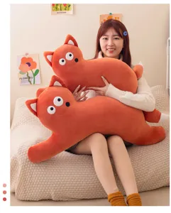 Detail du long coussin en peluche animal orange doux avec un design de visage adorable et charmant.
