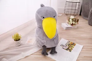 Vue détaillée de la peluche bec-en-sabot, adorable animal en peluche gris au grand bec jaune vif.