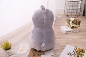 Peluche grise vue de dos détail, poupée en peluche douce avec une jolie posture assise.