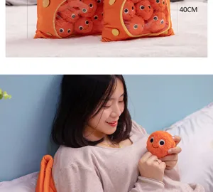 Simpatico cuscino in peluche di formaggio con mini set di bambole per decorazione stanza.