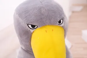 Gros plan sur la peluche de bec-en-sabot, fourrure grise douce et grand bec jaune mignon.