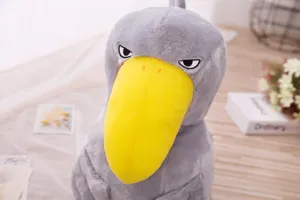 Vue détaillée de peluche bec-en-sabot, animal en peluche gris mignon au grand bec jaune.