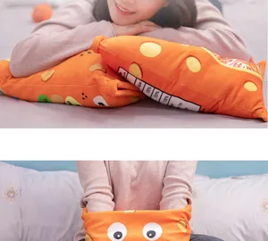 Morbido cuscino in peluche a forma di snack di formaggio, giocattolo imbottito e scaldamani.
